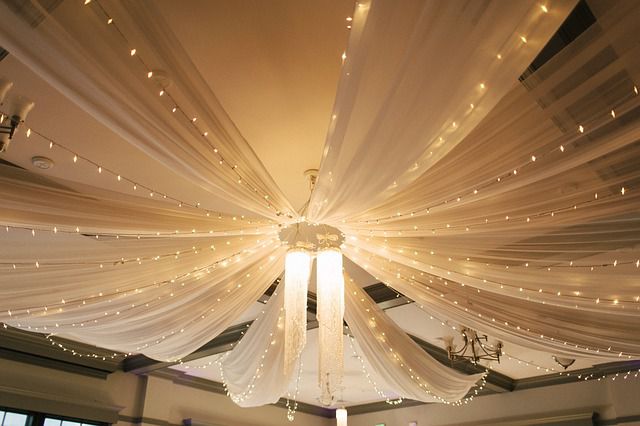 Drapés de plafond de mariage, guirlances lumineuses blanc chaud et lustre